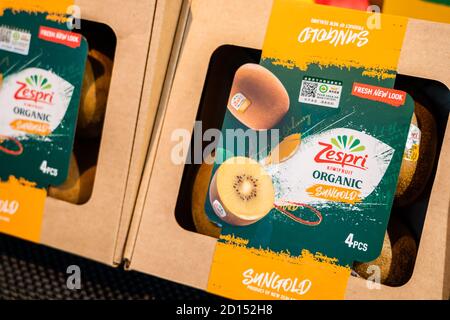 Shenzhen, Cina. 5 Ott 2020. Zespri Sungold kiwifruits esposti in un supermercato a Shenzhen. Credit: Alex Tai/SOPA Images/ZUMA Wire/Alamy Live News Foto Stock