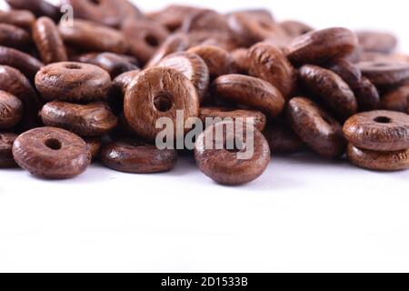 Perline di legno primo piano su sfondo bianco. Primo piano, macro. Foto Stock