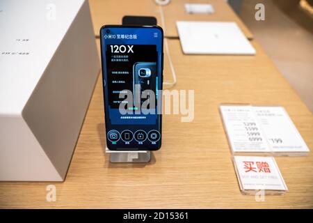 Shenzhen, Cina. 5 Ott 2020. Smartphone Xiaomi 10 Ultra visto in un negozio Xiaomi. Credit: Alex Tai/SOPA Images/ZUMA Wire/Alamy Live News Foto Stock