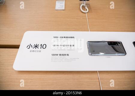 Shenzhen, Cina. 5 Ott 2020. Smartphone Xiaomi 10 Ultra visto in un negozio Xiaomi. Credit: Alex Tai/SOPA Images/ZUMA Wire/Alamy Live News Foto Stock