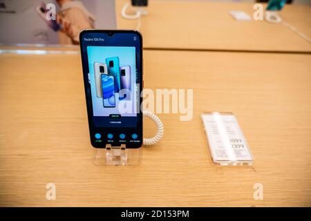 Shenzhen, Cina. 5 Ott 2020. Smartphone Redmi 10X Pro visto in un negozio Xiaomi. Credit: Alex Tai/SOPA Images/ZUMA Wire/Alamy Live News Foto Stock