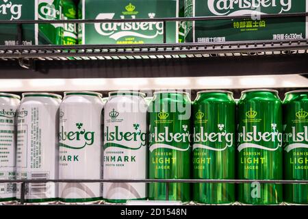 Shenzhen, Cina. 5 Ott 2020. Lattine di birra Carlsberg esposte per la vendita in un supermercato. Credit: Alex Tai/SOPA Images/ZUMA Wire/Alamy Live News Foto Stock