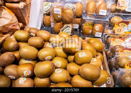 Shenzhen, Cina. 5 Ott 2020. Zespri Sungold kiwifruits esposti in un supermercato a Shenzhen. Credit: Alex Tai/SOPA Images/ZUMA Wire/Alamy Live News Foto Stock