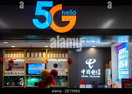 Shenzhen, Cina. 5 Ott 2020. Il logo e il cartello 5G della società di telecomunicazioni cinese di proprietà statale sono visti in un negozio. Credit: Alex Tai/SOPA Images/ZUMA Wire/Alamy Live News Foto Stock