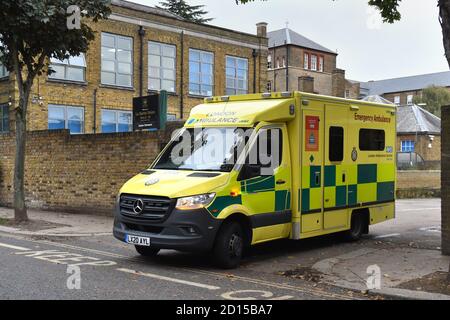 Un'ambulanza che lascia la Sainte Union Catholic School ad Highgate, a nord di Londra. Il servizio di ambulanza è stato chiamato poco prima di mezzogiorno e tredici adolescenti sono stati portati in ospedale come precauzione quando sono diventato malbene dopo aver mangiato che cosa credevano essere dolci. Foto Stock