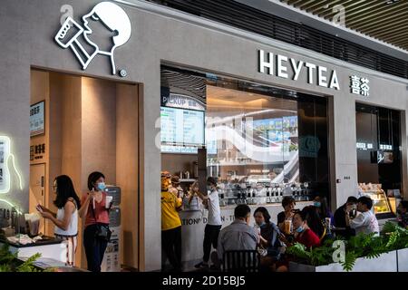 Shenzhen, Cina. 5 Ott 2020. I clienti vengono visti in un negozio di tè cinese HEYTEA. Credit: Alex Tai/SOPA Images/ZUMA Wire/Alamy Live News Foto Stock
