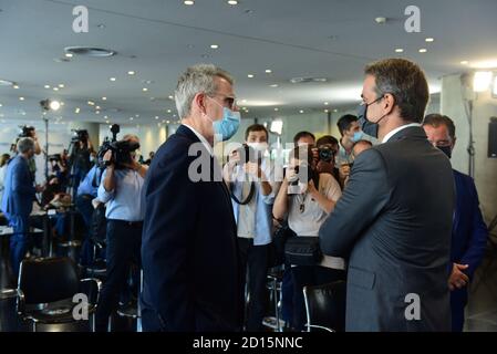 Atene, Grecia. 05 ottobre 2020. Ambasciatore DEGLI STATI UNITI in Grecia, Geoffrey Pyatt (sinistra) e primo ministro greco Kyriakos Mitsotakis (destra) nel Museo dell'Acropoli di Atene, Grecia il 5 ottobre 2020. (Foto di Dimitrios Karvountzis/Pacific Press/Sipa USA) Credit: Sipa USA/Alamy Live News Foto Stock