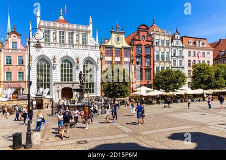 Gdansk, Pomerania / Polonia - 2020/07/14: Vista panoramica sul mercato di Long - Dlugi Rynek - boulevard nel centro storico della città con Fontana di Nettuno e Arte Foto Stock