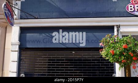19 settembre 2020 - Windsor, Regno Unito: Negozio di souvenir inglese chiuso da pandemia - facciata con nome rimosso Foto Stock