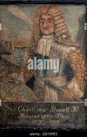 Nella città vecchia di Hastings, East Sussex, Inghilterra, copia peeling (da allora sostituita) del 1600 ritratto dell'ammiraglio britannico della flotta Sir Cloudesley Shovell (c. 1650-1707) dell'artista fiammingo Willem de Ryck (1635-1699). Il ritratto rimase fino al suo rinnovamento all'esterno di «Shovells», un cottage Tudor incorniciato in legno del XV secolo in All Saints Street, che si ritiene fosse stata la casa della madre di Sir Cloudesley, Anne Shovell. Foto Stock