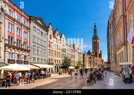 Gdansk, Pomerania / Polonia - 2020/07/14: Vista panoramica sul mercato di Long - Dlugi Rynek - boulevard nel centro storico della città con il Municipio principale in b Foto Stock