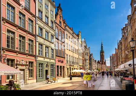 Gdansk, Pomerania / Polonia - 2020/07/14: Vista panoramica sul mercato di Long - Dlugi Rynek - boulevard nel centro storico della città con il Municipio principale in b Foto Stock