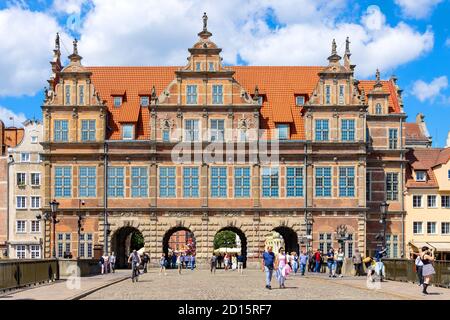 Gdansk, Pomerania / Polonia - 2020/07/14: Porta Verde storica in stile olandese - Brama Zielona - al Long Market e al fiume Motlawa nella storica città vecchia Foto Stock