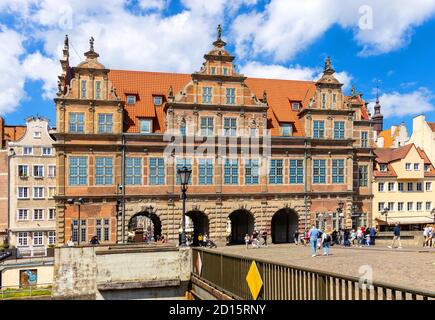 Gdansk, Pomerania / Polonia - 2020/07/14: Porta Verde storica in stile olandese - Brama Zielona - al Long Market e al fiume Motlawa nella storica città vecchia Foto Stock