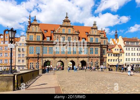 Gdansk, Pomerania / Polonia - 2020/07/14: Porta Verde storica in stile olandese - Brama Zielona - al Long Market e al fiume Motlawa nella storica città vecchia Foto Stock