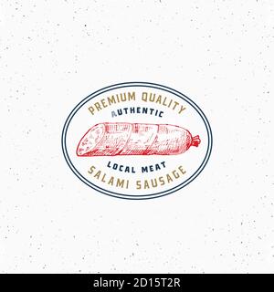 Autentica etichetta di tipografia, emblema o modello con logo Salami vintage. Cartello di schizzo della salsiccia disegnata a mano. Butchery e barbecue icona con textured Illustrazione Vettoriale