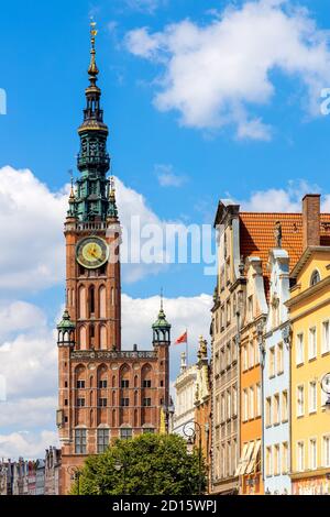 Gdansk, Pomerania / Polonia - 2020/07/14: Municipio storico gotico e rinascimentale - Ratusz Glownego Miasta - al Long Market Dlugi Rynek principale boulevar Foto Stock