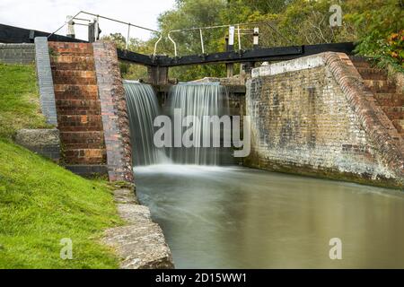 Lunga esposizione sull'acqua sopra i cancelli di blocco a Stoke Brurne nel Northamptonshire del sud, Regno Unito. Foto Stock