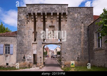 Francia, Côte-d'Or (21), Flavigny-sur-Ozerain, labellisé Les Plus Beaux Villages de France, la porte du Bourg du XVe siècle/France, Cote d'Or, Flavigny Foto Stock