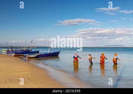 Madagascar, Nord, provincia di Diego-Suarez (Antsiranana), regione di Diana, Ramena, pesca alla rete sulla spiaggia Foto Stock