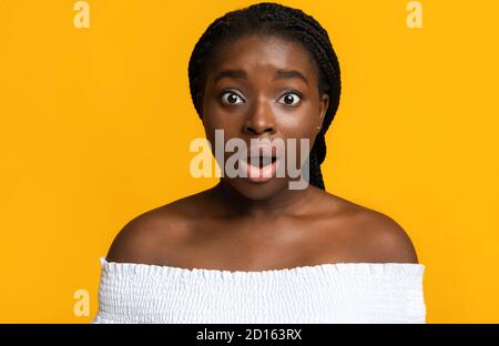 Nessun senso. Ritratto closeup di una donna afro-americana scioccata con bocca aperta Foto Stock