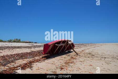 pesca barca e canoa sulla spiaggia di sabbia in giornata di sole Foto Stock