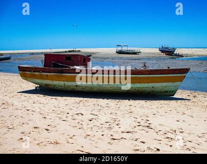 pesca barca e canoa sulla spiaggia di sabbia in giornata di sole Foto Stock