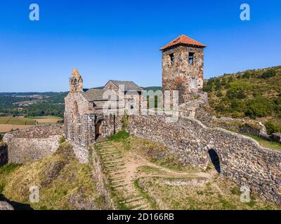 Francia, alta Loira, Saint Ilpize, castello e cappella, valle dell'Allier (vista aerea) Foto Stock