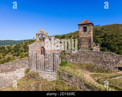 Francia, alta Loira, Saint Ilpize, castello e cappella, valle dell'Allier (vista aerea) Foto Stock