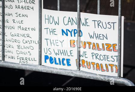 Bronx, Stati Uniti. 04 ottobre 2020. Ogni domenica, fuori dal 40° Precinct, i residenti della sezione Mott Haven del Bronx protestano contro l'arresto illecito di manifestanti pacifici avvenuto il 4 giugno nel Bronx. Le famiglie di Mott Haven affermano che la condotta della polizia durante la protesta è stata una violazione dei diritti umani internazionali e che dovrebbero essere ritenute responsabili a Bronx, NY, il 4 ottobre 2020. (Foto di Steve Sanchez/Pacific Press/Sipa USA) Credit: Sipa USA/Alamy Live News Foto Stock