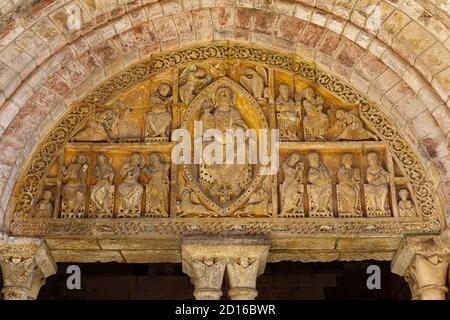 Francia, Lot, Carennac, etichettato Les Plus Beaux Villages de France (i più bei villaggi di Francia), St Pierre chiesa timpano romano Foto Stock