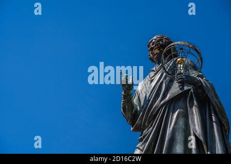 Una foto in primo piano della statua di Nicolaus Copernico a Torun, Polonia Foto Stock