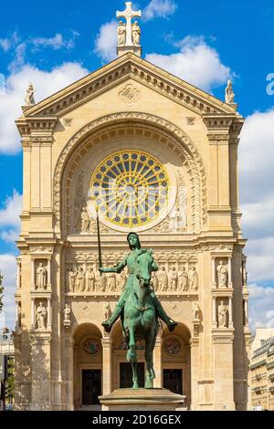 Francia, Parigi, Place Saint Augustin, la chiesa di Sant'Agostino costruita tra il 1860 e il 1871 e la statua equestre di bronzo di Giovanna d'Arco da scultore Foto Stock