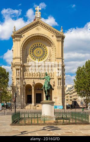 Francia, Parigi, Place Saint Augustin, la chiesa di Sant'Agostino costruita tra il 1860 e il 1871 e la statua equestre di bronzo di Giovanna d'Arco da scultore Foto Stock