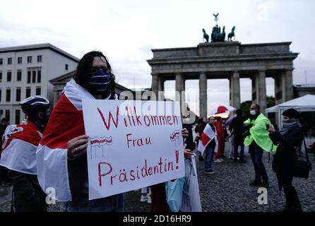 Berlino, Germania. 05 ottobre 2020. I sostenitori attendono davanti alla porta di Brandeburgo il leader bielorusso dell'opposizione Tikhanovskaya. Tikhanovskaya incontrerà anche il Cancelliere tedesco il 06.10.2020. Credit: Kay Nietfeld/dpa/Alamy Live News Foto Stock