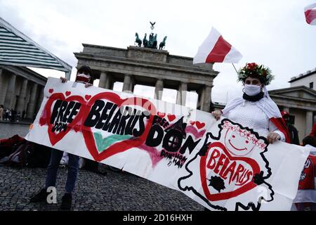 Berlino, Germania. 05 ottobre 2020. I sostenitori attendono davanti alla porta di Brandeburgo il leader bielorusso dell'opposizione Tikhanovskaya. Tikhanovskaya incontrerà anche il Cancelliere tedesco il 06.10.2020. Credit: Kay Nietfeld/dpa/Alamy Live News Foto Stock