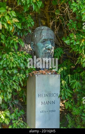 Grave, Heinrich Mann, Dorotheenstaedtischer cimitero, Chausseestrasse, medio, Berlino, Germania, Grab, Dorotheenstaedtischer Friedhof, Mitte, Deutschla Foto Stock