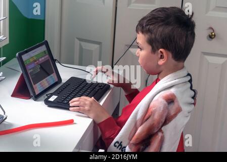 Studente di grado 4nd durante la lezione di apprendimento a distanza, stato di Washington, Stati Uniti, Foto Stock