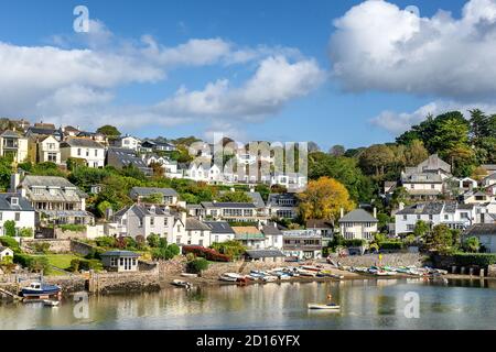 Guardando a Newton Ferrers da Noss Mayo in Devon Foto Stock