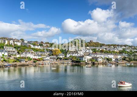 Guardando a Newton Ferrers da Noss Mayo in Devon Foto Stock