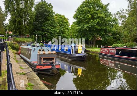 Uomo vestito come una banana di fronte a un narrowboat Come entra a moor su a Lymm in Cheshire Foto Stock