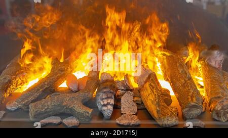 Fuoco Smoke effetti legno artificiale tronchi in Camino Foto Stock