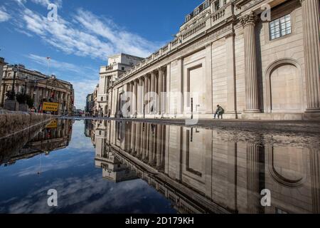 Bank of England e area di Royal Exchange nel cuore del quartiere finanziario della città di Londra si riflettono in un pozze su Threadneedle Street, Londra. Foto Stock