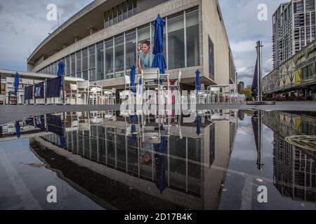 Il Royal Festival Hall si trova vuoto e si riflette in una pozza d'acqua piovana mentre continua a rimanere chiuso a causa delle restrizioni pandemiche del coronavirus, Londra, Regno Unito Foto Stock