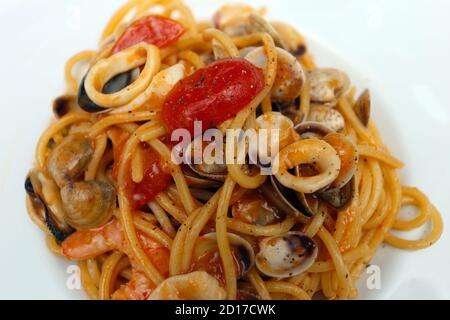 Spaghetti con frutti di mare, molluschi, cozze, vongole, crostacei (spaghetti allo scoglio) Foto Stock