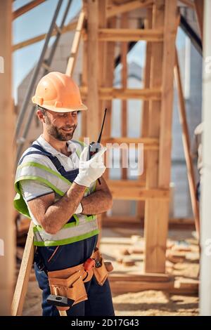 Uomo bearded gentile che pende sui raggi durante la pausa Foto Stock