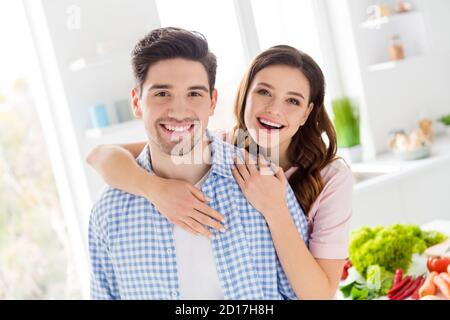 Primo piano ritratto del suo lui lei due bella attraente allegro allegria coniugi felici preparare sana cena fatta in casa divertendosi trascorrendo il fine settimana in Foto Stock