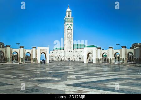 Vista panoramica giornaliera della facciata quadrata della Moschea di Hassan II contro un cielo blu chiaro, Casablanca, Marocco Foto Stock