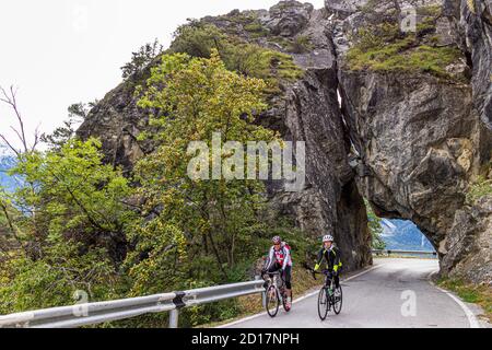 Con le bici da corsa attraverso le Alpi a Leuk, Svizzera. Con la moto da corsa sopra l'asfalto. Lo studente di sport Julius Berg in viaggio con la guida in bicicletta Roland Holzer di Albinen. Foto Stock