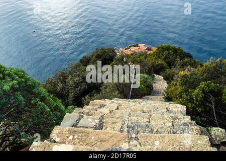 Vista panoramica delle scalinate verticali sul mare durante l'inverno, Monesteroli, Portovenere, la Spezia, Italia Foto Stock